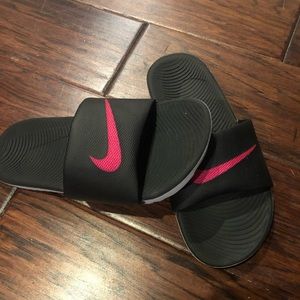 Girls sz 6 Nike slides